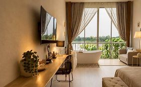 White Wall Riverfront Hotel